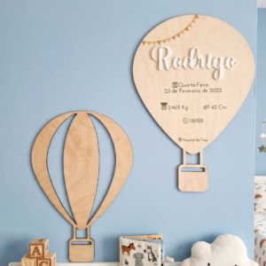 Placa de Nascimento de Madeira com Balões