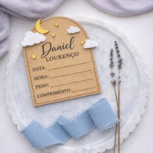 Placa de Nascimento de Madeira com Nuvens